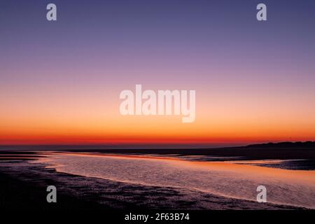 Gezeitenbecken am Talacre Strand in der Morgendämmerung, Nordwales Küste Stockfoto