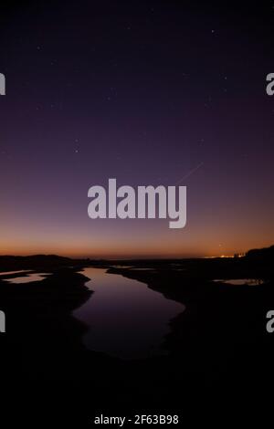 Gezeitenbecken am Talacre Strand in der Morgendämmerung, Nordwales Küste Stockfoto