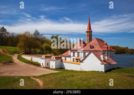 Priory Palace in Gatchina an einem sonnigen Frühlingstag. Leningrad, Russland Stockfoto