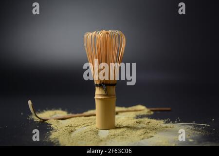 Bio grüner Tee Matcha Pulver mit japanischen Werkzeugen Chasen Bambus Schneebesen, Chashaku Löffel. Japanisches Essen. Vegetarische gesunde Getränke, Getränke. Stockfoto