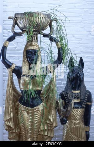 Stillleben von Statuen der Mythologie Schakal anubis inpu anup Und Kleopatras Statue eines nubischen Dieners Stockfoto