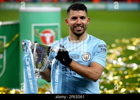 Datei Foto vom 25-02-2018 von Manchester Citys Sergio Aguero feiert die Trophäe während des Carabao Cup Finales im Wembley Stadium, London. Ausgabedatum: Montag, 29. März 2021. Stockfoto