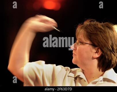 SKOL WELT DARTS CHAMPS DEZEMBER 2001AT DIE ZIRKUSSCHÄNKE PERFLEET GAYL KING WÄHREND IHRES 1ST-RUNDEN-MATCHES MIT GRAEME STODDART Stockfoto