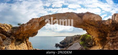 Meereshöhlen in der Nähe von Cape Greco Zypern Stockfoto