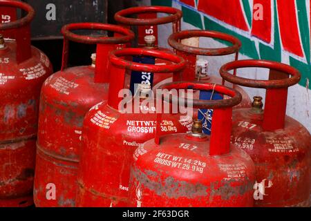 Kochi, Kerala, Indien -17. Februar 2021 Flüssiggas ( LPG ) für die Verteilung für den Hausgebrauch gehalten Stockfoto