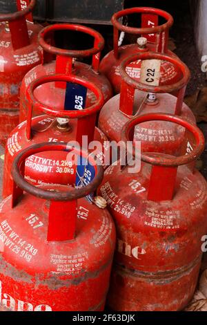 Kochi, Kerala, Indien -17. Februar 2021 Flüssiggas ( LPG ) für die Verteilung für den Hausgebrauch gehalten Stockfoto