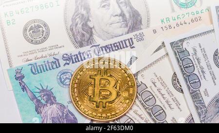 Kaufen Bitcoin mit amerikanischen Stimulus-Check und Dollar. Stockfoto