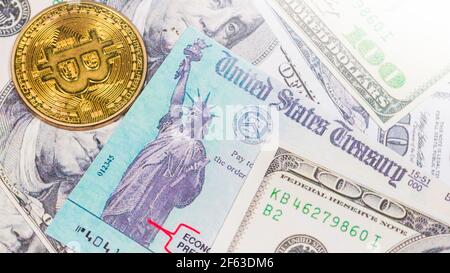 Kaufen Bitcoin mit amerikanischen Stimulus-Check und Dollar. Stockfoto