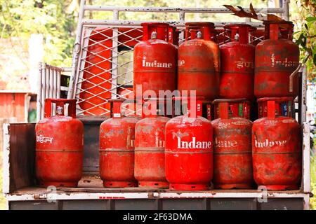 Kochi, Kerala, Indien -17. Februar 2021 Flüssiggas ( LPG ) Verteilung in einem Fahrzeug für den Hausgebrauch Stockfoto