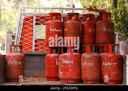 Kochi, Kerala, Indien -17. Februar 2021 Flüssiggas ( LPG ) Verteilung in einem Fahrzeug für den Hausgebrauch Stockfoto