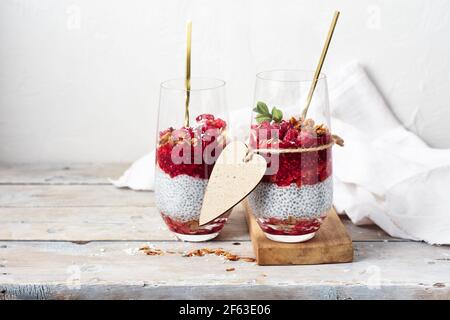 Chia Samen Pudding mit Müsli und Himbeeren in einem Glas. Stockfoto
