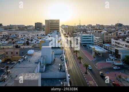 Luftaufnahme der Stadt Dammam Street im Hintergrund bei Sonnenuntergang -Dammam, Saudi-Arabien. 29-März-2021. Stockfoto