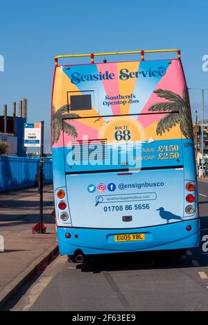 EnsignBus mit offenem Oberdeck an einer Bushaltestelle in Southend on Sea, Essex, Großbritannien. Die Route 68 Seaside Service fährt vom Southend Pier zur Leigh Station entlang der Küste Stockfoto