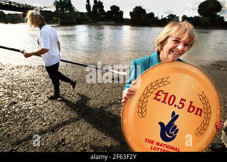 OKT 2000 CAMELOT SOLL BIS SEPTEMBER 2001 EINE HALBE MILLIARDE FÜR GUTE ZWECKE AUFBRINGEN. FÜR ZUSÄTZLICHE PUBLICITY CAMELOTS CHIEF EXECUTIVE DESIGNIERTE DIANNE THOMPSON WURDE VON GT BEIGETRETEN. BRITAINS GOLDMEDAILLENGEWINNER COXLESS FOUR,5. OKTOBER 2000 FOTO ANDY PARADISE Stockfoto