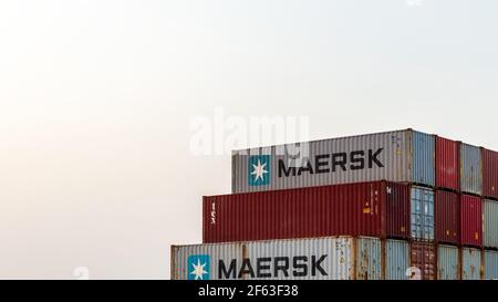 Container, die auf dem Frachtschiff der Maersk Line verladen wurden. 26-März-2021. Stockfoto