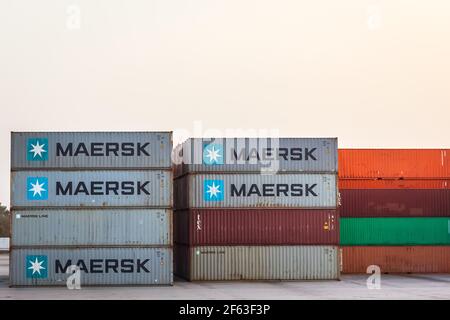 Gestapelte Frachtcontainer im Lagerbereich des Frachthafens. Dammam, Saudi-Arabien Arabia,26-März-2021. Stockfoto