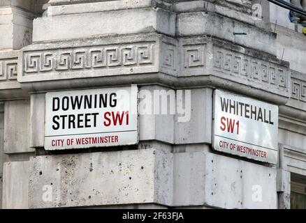 21. April 2011. London, England. Das Straßenschild am Eingang zur Downing Street in Whitehall. Foto Copyright ©; Charlie Varley/varleypix.com Stockfoto