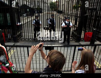 21. April 2011. London, England. Touristen halten an, um Fotos vom stark geschützten Eingang zur Downing Street in Whitehall zu machen. Foto Copyright ©; Char Stockfoto