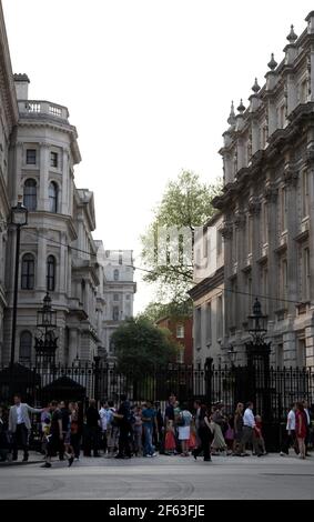 21. April 2011. London, England. Touristen halten an, um Fotos vom stark geschützten Eingang zur Downing Street in Whitehall zu machen. Foto Copyright ©; Char Stockfoto