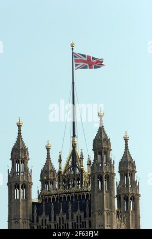 21. April 2011. London, England. Ein Union Jack fliegt über den Houses of Parliament Photo Copyright ©; Charlie Varley/varleypix.com Stockfoto