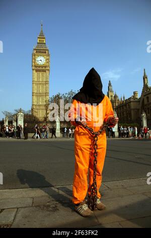 21. April 2011. London, England. Ein Guantanamo Bay Protestor steht vor Big Ben und die Houses of Parliament, Teil der königlichen Hochzeit Route die PR Stockfoto