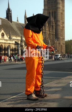 21. April 2011. London, England. Ein Guantanamo Bay Protestor steht vor Big Ben und die Houses of Parliament, Teil der königlichen Hochzeit Route die PR Stockfoto