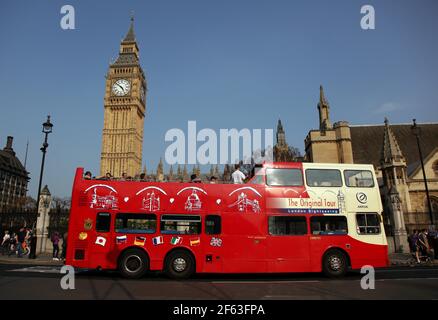 21. April 2011. London, England. Touristen mischen sich auf dem Parliament Square und vor Big Ben und den britischen Houses of Parliament als 'The Original Tour' d Stockfoto