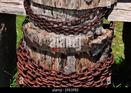 Rostige Kette und Eisenrachet auf einem alten hölzernen Ankerwinde, der in den Steinbrüchen im Durlston Country Park bei Swanage auf der Isle of Purbeck, Dorset, U verwendet wird Stockfoto