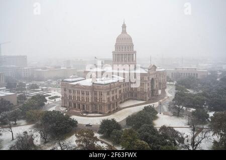 Austin, Texas USA 10. Jan 2021: Das Texas Capitol ist während eines seltenen Schneefalls im Januar im Texas Capitol von Nebel und Schnee bedeckt. Etwa einen Monat später Texas wurde wieder von einem weiteren schweren Sturm, der Macht zu einem großen Teil des Staates klopfte Wand. ©Bob daemmrich Stockfoto