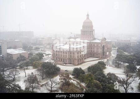 Austin, Texas USA 10. Jan 2021: Das Texas Capitol ist während eines seltenen Schneefalls im Januar im Texas Capitol von Nebel und Schnee bedeckt. Etwa einen Monat später Texas wurde wieder von einem weiteren schweren Sturm, der Macht zu einem großen Teil des Staates klopfte Wand. ©Bob daemmrich Stockfoto