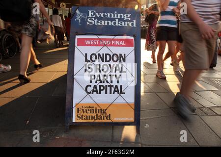 London, England, Victoria Station, U-Bahn, U-Bahn, Westminster Abbey, London Evening Standard, Tourismus, Pendler. Stockfoto