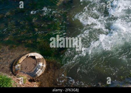 Italien, Lombardei, Einzelfahrzeug Reifen Reifen im Wasser aufgegeben Stockfoto