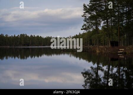 See und Wald am Frühlingsabend in Katrineholm Schweden. Schöne skandinavische Natur und Landschaft. Ruhiges, friedliches Foto. Stockfoto