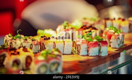 Eine Nahaufnahme von Sushi im Wald. Sortiert Stockfoto