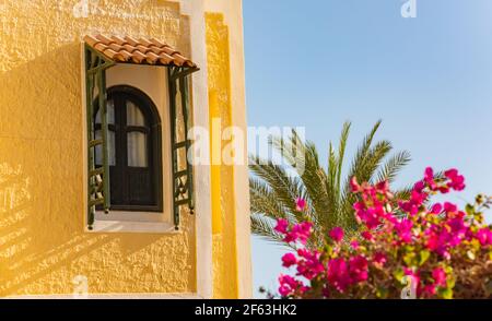 Romantisches arabisches Vintage-Fenster und Bougainvillea-Blumen Stockfoto