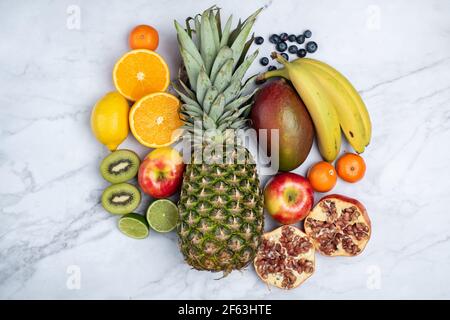 Vielzahl an frischem Obst gab. Stockfoto