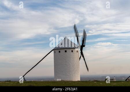 Eine Nahaufnahme einer historischen, weiß getünchten Windmühle in La Mancha Stockfoto