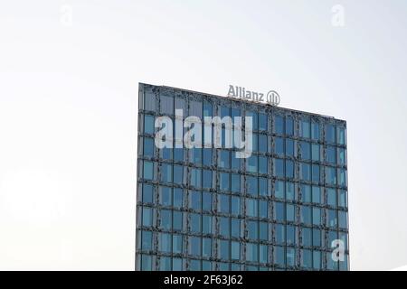 Hochhaus der Allianz Suisse Zentrale mit Firmenlogo. Führende Versicherungsgesellschaft im Lebens- und Nichtlebensgeschäft, Rechtsschutz, Rückversicherung. Stockfoto