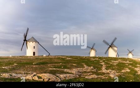 Ein Panoramablick auf die historischen weißen Windmühlen von La Mancha oberhalb der Stadt Campo de Criptana Stockfoto