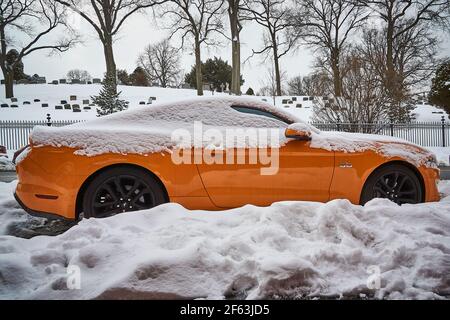 Taxi von Schnee bedeckt nach einem nordöstlichen Schneesturm Stockfoto