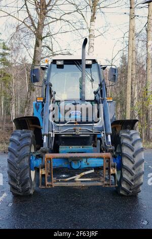 Ford 7740 Powerstar SLE mit Frontlader. Stockfoto