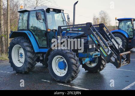 Ford 7740 Powerstar SLE mit Frontlader. Stockfoto