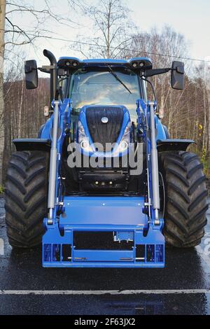 Neuer Holland Traktor mit Frontlader. Stockfoto