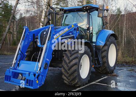 Neuer Holland Traktor mit Frontlader. Stockfoto