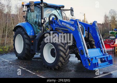 Neuer Holland Traktor mit Frontlader. Stockfoto