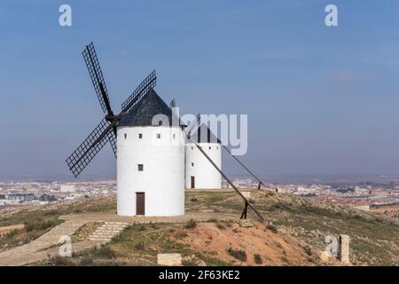 Blick auf das historische die Windmühlen von La Mancha in Die Hügel über San Juan de Alcazar Stockfoto