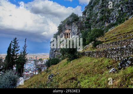 Grab von Amyntas, auch bekannt als Fethiye Grab, ist ein altes griechisches Felsen-gehauen Grab bei altem Telmessos, in Lycia, z.Z. im Bezirk von Fethiye in Mu Stockfoto