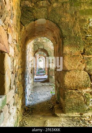 Außengang aus Stein im Zisterzienserkloster Santa María de Moreruela aus dem 12. Jahrhundert in Zamora. Spanien. Europa. Stockfoto