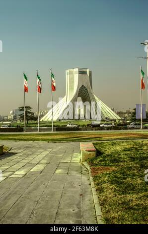 Teheran, Iran, November 29,2020: Die Ringstraße um den ovalen Freiheitsplatz mit dem Azadi-Turm, aus weißem Marmor gebaut, als Haupttor des Haupttores Stockfoto