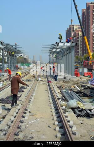 Chinesische Baustelle, Bau einer neuen Transitlinie und Station in Jiaxing. Vor dem 100-jährigen Bestehen der KPCh befindet sich die Stadt im Umbau Stockfoto